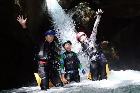 【徳島・シャワークライミング/小学3年生～OK】レジャーの舞台は大自然！ショートコース