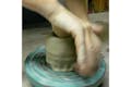 女性陶芸家が指導します。心を鎮めて作陶する、贅沢な時間を提供します。