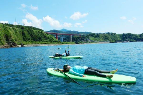 新潟県・柏崎市・SUPクルージング】 足元の海はまるで水族館！絶景の青海川SUP｜アソビュー！