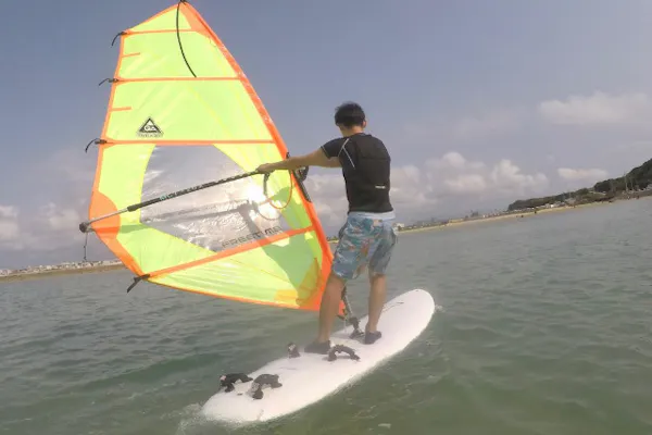 沖縄・ウィンドサーフィン】初心者にぴったりの海風遊び！ウィンド