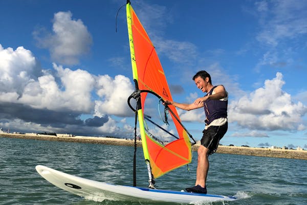 沖縄・瀬長島・那覇空港から20分・ウインドサーフィン体験（2時間）｜アソビュー！