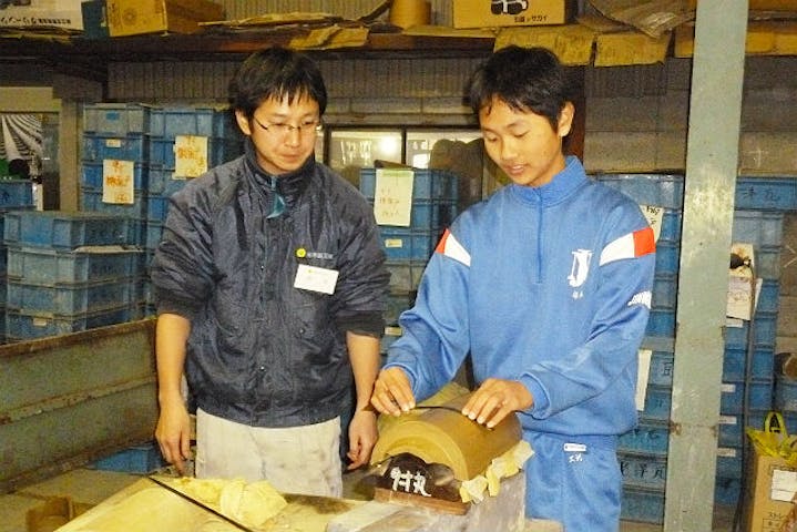 兵庫県姫路市 伝統工芸体験 職人の仕事を間近で いぶし瓦工場見学 職人仕事を体験 アソビュー