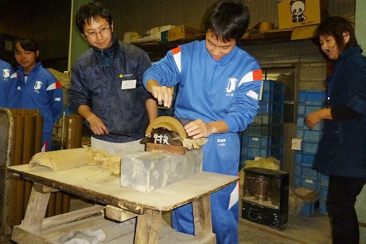 兵庫県姫路市 伝統工芸体験 職人の仕事を間近で いぶし瓦工場見学 職人仕事を体験 アソビュー