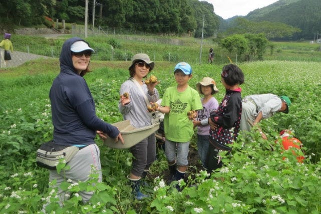 三重県伊賀市のふるさとづくり上高尾の会は、田舎体験ができるエコツアーを開催しています。