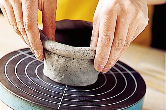 三重県伊賀市の総合リラクゼーション施設、メナード青山リゾートで陶芸をお楽しみください。