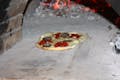 石窯を使った、本格的なピザを焼き上げます。熱々のできたてを食べよう！