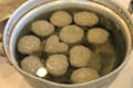 弾力あるこんにゃく作りは、形を整えるのが面白い！思い通りの作品ができるまでチャレンジしましょう。