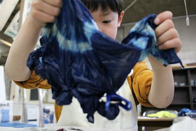 岩手県盛岡市・藍染体験】間近で感じる職人の技。大きめの暖簾を作る