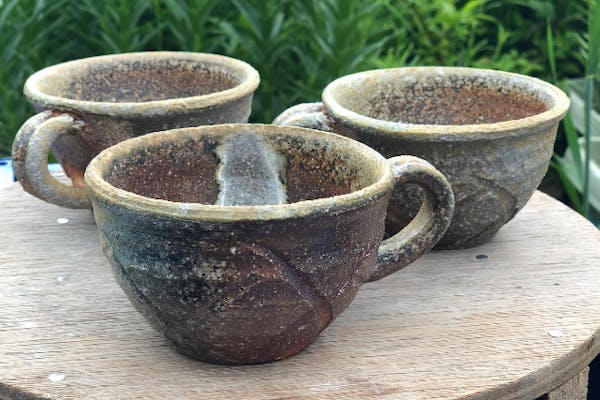 山梨・陶芸】特産果物の薪や木灰を使って、手びねりで楽しむ陶芸