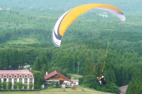 【宮城県・パラグライダー・半日】土日祝限定タンデムフライト！鳴子・鬼首の空を思いきり味わおう！