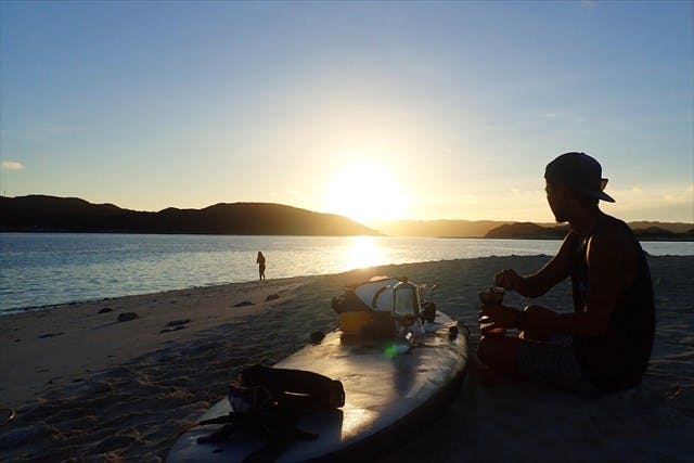 【沖縄・座間味・SUP】朝日を浴びて静かな海を進もう！サンライズSUPツアー