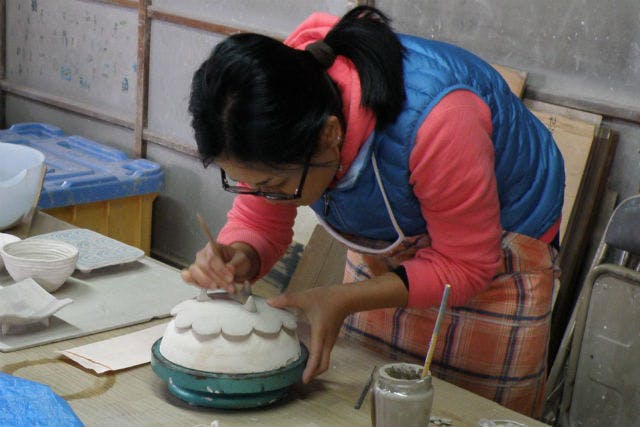 やきもの教室杜の土では、お子さまから年配の方まで幅広い年齢層の方々が陶芸を楽しんでいます。