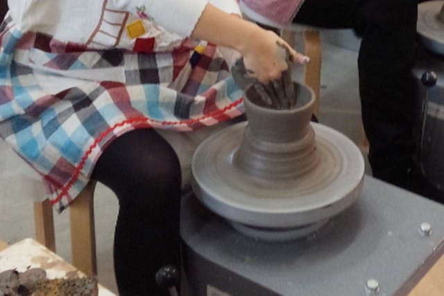 【大分市・陶芸体験】回る粘土で形作ろう！電動ろくろでの陶器作り体験！