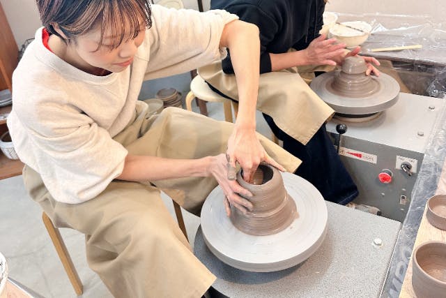 【大分市・陶芸体験】回る粘土で形作ろう！電動ろくろでの陶器作り体験！