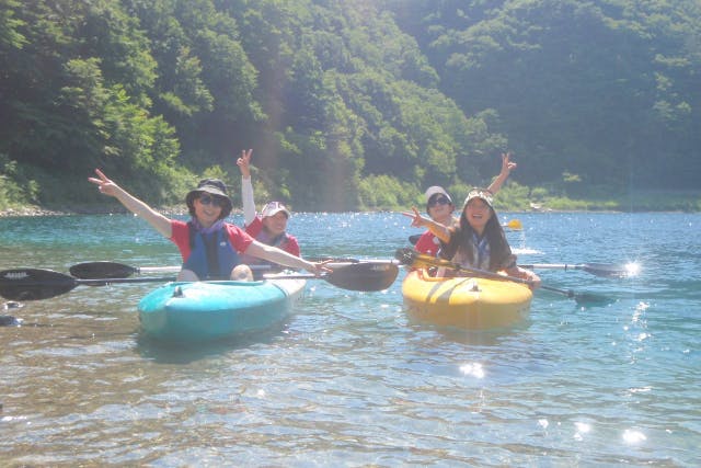 【山梨・富士五湖・本栖湖・カヤック体験】透明度抜群の本栖湖で富士山の絶景を堪能できるカヤック体験！四季折々の景色を家族や友達と楽しもう♪ワンちゃんも参加できます