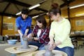 舞洲陶芸館では、オリジナル作品が制作できる陶芸体験を行っています。