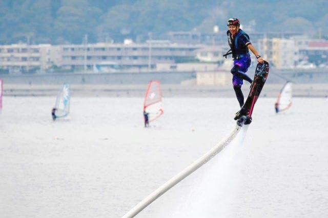 神奈川 湘南 ホバーボード 初心者大歓迎の空飛ぶサーフィン 気軽に異次元体験しよう アソビュー