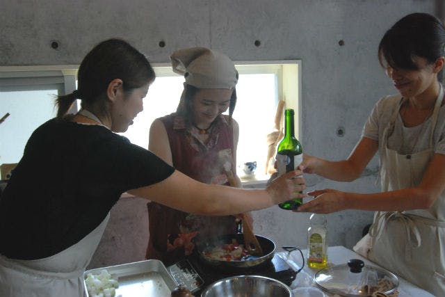 沖縄県恩納村「皿の上の自然」はシェフの味を学べるビストロです。プロの料理体験を開催中。
