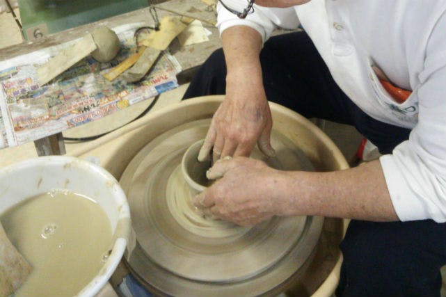 宮原陶芸教室は、陶芸文化振興財団陶芸会館内にございます。