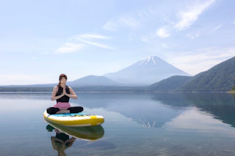 【山梨・本栖湖・SUP】湖上でポージング！自然と一つになれるSUPヨガ