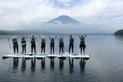 山中湖・SUP】ゆっくりのんびり湖面をパドルボードで散策！｜アソビュー！