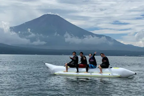 【山中湖・バナナボート】スリル満点！山中湖のアクティビティーを体感しよう