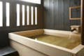 お風呂は源泉かけ流し！湯の起源は鎌倉時代にさかのぼると言われています。