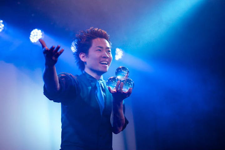 大阪市 マジックショー 子どもも一緒に楽しめる 体験型マジックショーmagia Osaka 小学生以下無料 アソビュー