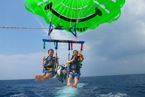 【沖縄／本部町・美ら海水族館近く】水納島パラセーリング＆マリンスポーツ（2種） 上陸1日コース