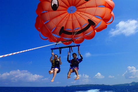 【沖縄／本部町・美ら海水族館近く】水納島パラセーリング＆ボートシュノーケリング  上陸1日コース