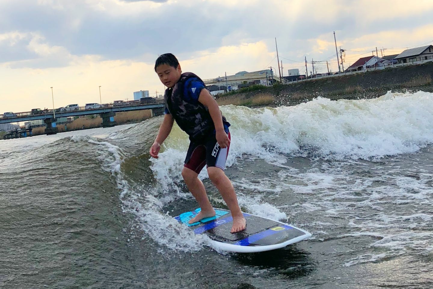 【東京・ウェイクサーフィン】荒川でサーフィン！？波を独り占めしてロングライド！