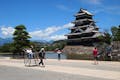 外国人旅行者に大人気の松本城。真黒な外観と風貌がひときわ異彩を放っています。