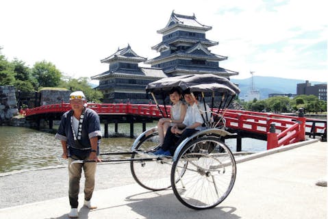 【長野・松本・人力車】人力車でタイムスリップ！松本城から旧開智学校を目指すコース