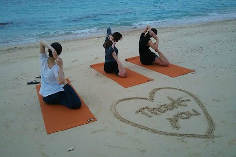 【沖縄・名護・ヨガ】白い砂浜の上でリラックス！サンライズビーチヨガ体験