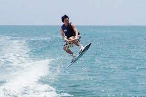 ウェイクボード 沖縄・ウェイクボード 】海を滑る感触を楽しもう！経験者向けレベル