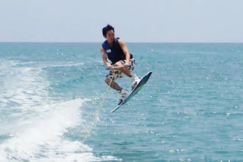 【沖縄・ウェイクボード 】海を滑る感触を楽しもう！経験者向けレベルアッププラン（オプション・BBQ）