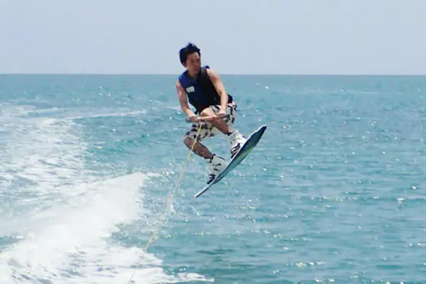 沖縄・ウェイクボード 】海を滑る感触を楽しもう！経験者向けレベル