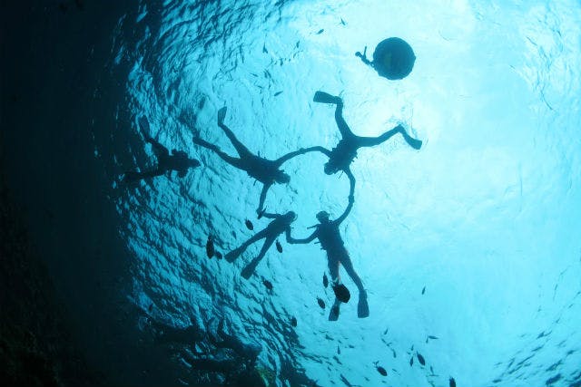 【沖縄・スノーケリング】真栄田岬の『青の洞窟』へ！ボートで行くスノーケリングツアー