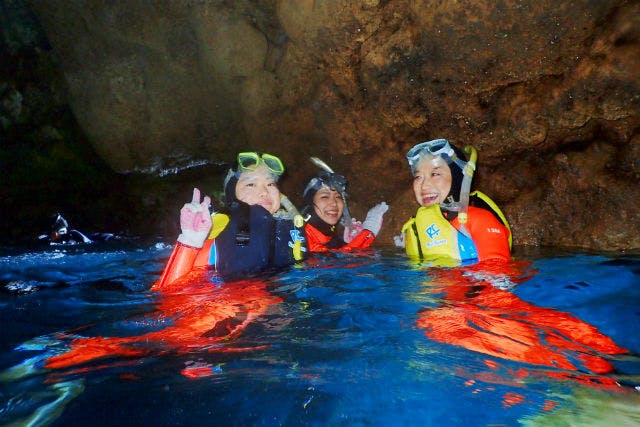 【沖縄・青の洞窟・体験ダイビング】真栄田岬の『青の洞窟』へ！ビーチから行くスノーケリング＆体験ダイビングお得なセットプラン