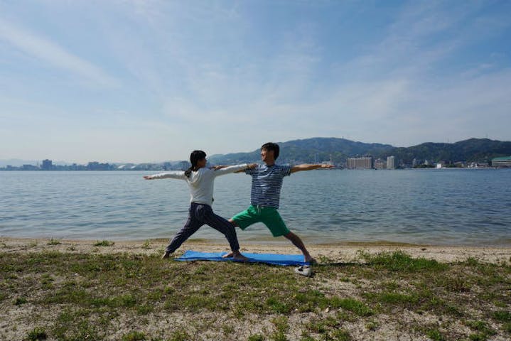 滋賀 ヨガ 琵琶湖のほとりでのんびりヨガ体験 太陽のもとで優雅なひとときを アソビュー