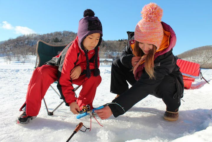 北海道上川群 釣り体験 冬季限定の体験 サホロ湖でワカサギ釣り アソビュー