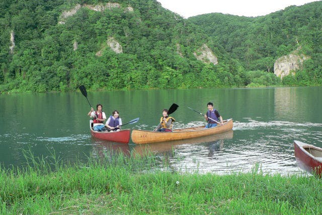 【北海道屈足湖・カヌー体験】爽やかな空気の中、カヌーで屈足湖を漕ぎ出しましょう