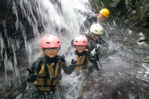 ＜1組限定貸切＞【沖縄本島・エコツアー】小学生のお子さまにおすすめ！うっそうと生い茂るジャングルを冒険！やんばるの森アドベンチャープラン（写真&動画プレゼント）