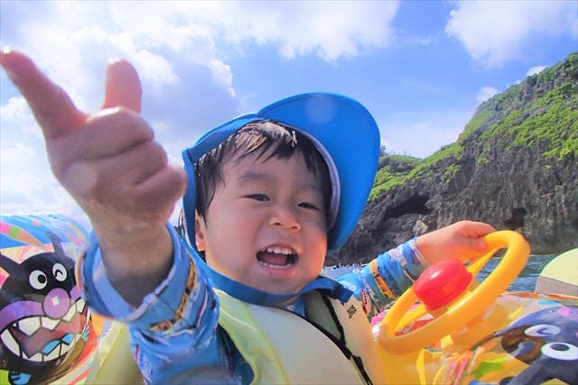 沖縄 シュノーケリング 2歳からok 家族貸切の美ら海シュノーケリング 魚のエサ 写真撮影無料 アソビュー