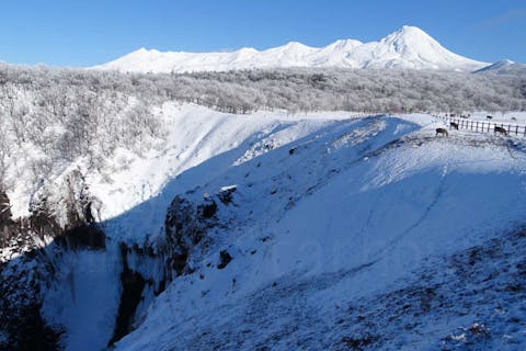 【知床・スノートレッキング】お手軽な 2km2時間コース 断崖の滝を目指す自然観察ツアー