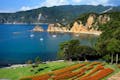 年中花が咲く海岸と芝生がある黄金崎公園ビーチ。豊かな自然に囲まれ、穏やかな時間が過ごせます。
