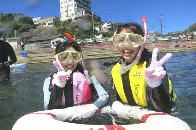 静岡 伊豆 スノーケリング ボートで絶景スポットへ 海上アスレチックも無料で満喫 アソビュー