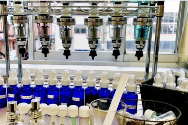 神戸 調香体験 自分だけの香りでエレガントな女性に オリジナルオードトワレ作り アソビュー