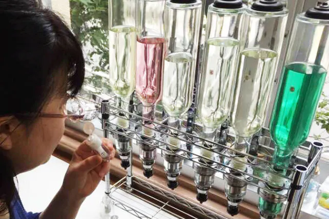 神戸 調香体験 自分だけの香りでエレガントな女性に オリジナルオードトワレ作り アソビュー