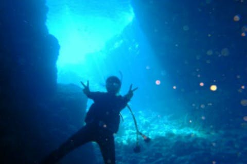【沖縄・恩納村・体験ダイビング】ボートでらくらく青の洞窟へ！熱帯魚とダイビング！